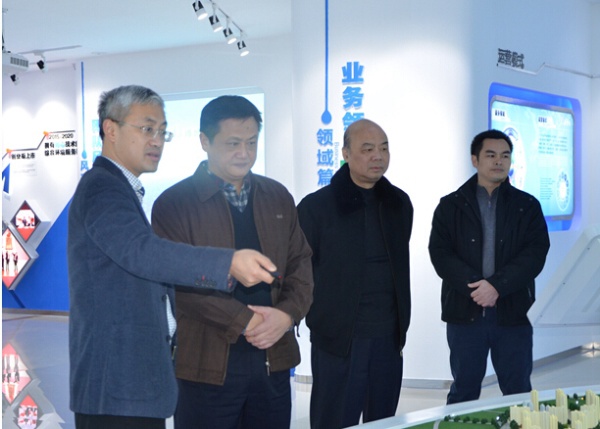 南宁市委常委、组织部部长谭向光慰问公司总经理宋海农博士2.jpg